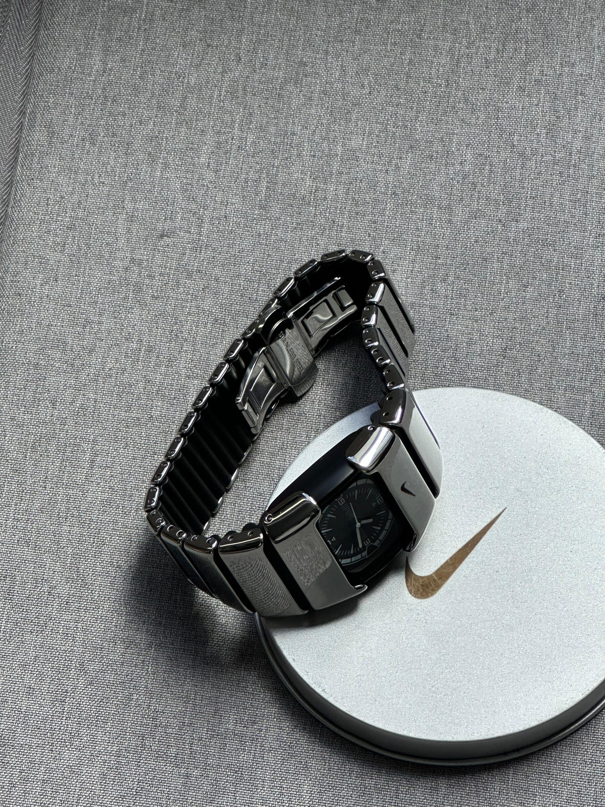 Nike D-Line Shiny Silver Analogue Watch with White Dial | Rare Collectible | Unisex Retro Sports Timepiece